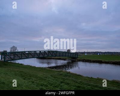 Sheerness, Kent, Großbritannien. Januar 31, 2024. Wetter in Großbritannien: Ein Sonnenaufgang aus der Sahara in Sheerness, Kent heute Morgen. Quelle: James Bell/Alamy Live News Stockfoto