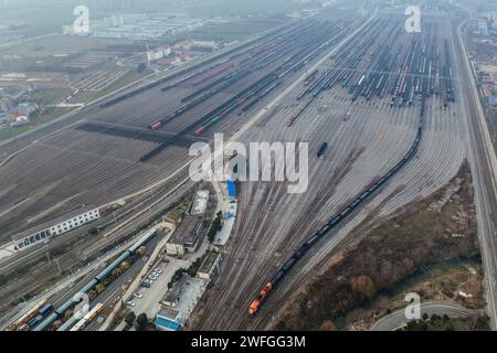 Xiangyang. 30. Januar 2024. Ein Foto der Luftdrohne vom 30. Januar 2024 zeigt Güterzüge, die vom Nordbahnhof Xiangyang in Xiangyang, der zentralen chinesischen Provinz Hubei, abfahren. Während des diesjährigen Frühlingsfests hat der Nordbahnhof Xiangyang täglich mehr als 400.000 Tonnen Kohle transportiert, um den steigenden Energiebedarf für die bevorstehenden Schneestürme in einem großen Teil des Landes zu decken. Quelle: Wu Zhizun/Xinhua/Alamy Live News Stockfoto