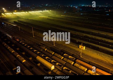 Xiangyang. 30. Januar 2024. Ein Luftdrohnenfoto vom 30. Januar 2024 zeigt Güterzüge am Nordbahnhof Xiangyang in Xiangyang, der Provinz Hubei in Zentralchina. Während des diesjährigen Frühlingsfests hat der Nordbahnhof Xiangyang täglich mehr als 400.000 Tonnen Kohle transportiert, um den steigenden Energiebedarf für die bevorstehenden Schneestürme in einem großen Teil des Landes zu decken. Quelle: Wu Zhizun/Xinhua/Alamy Live News Stockfoto