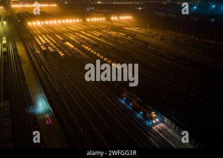 Xiangyang. 30. Januar 2024. Ein Foto der Luftdrohne vom 30. Januar 2024 zeigt Güterzüge, die vom Nordbahnhof Xiangyang in Xiangyang, der zentralen chinesischen Provinz Hubei, abfahren. Während des diesjährigen Frühlingsfests hat der Nordbahnhof Xiangyang täglich mehr als 400.000 Tonnen Kohle transportiert, um den steigenden Energiebedarf für die bevorstehenden Schneestürme in einem großen Teil des Landes zu decken. Quelle: Wu Zhizun/Xinhua/Alamy Live News Stockfoto