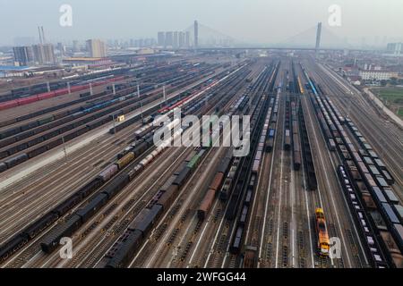 Xiangyang. 30. Januar 2024. Ein Luftdrohnenfoto vom 30. Januar 2024 zeigt Güterzüge am Nordbahnhof Xiangyang in Xiangyang, der Provinz Hubei in Zentralchina. Während des diesjährigen Frühlingsfests hat der Nordbahnhof Xiangyang täglich mehr als 400.000 Tonnen Kohle transportiert, um den steigenden Energiebedarf für die bevorstehenden Schneestürme in einem großen Teil des Landes zu decken. Quelle: Wu Zhizun/Xinhua/Alamy Live News Stockfoto