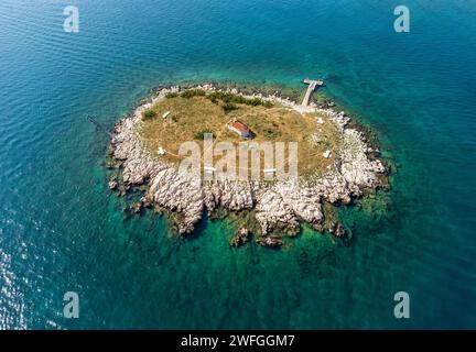 Aus der Vogelperspektive auf die wunderschöne Insel San Marino in der Nähe der Küste von Novi Vinodolski, Kroatien Stockfoto