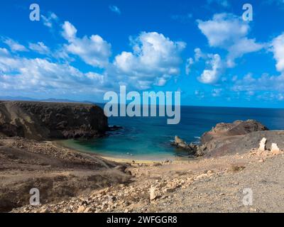 Panoramablick auf den natürlichen Sandstrand von Papagayo auf Lanzarote in einer vulkanischen Landschaft im Los Ajaches Nationalpark. Playa Blanca, Lanzarote Stockfoto