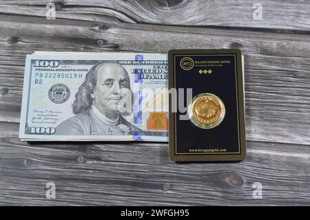 Kairo, Ägypten, 29. Januar 2024: US-Dollar Geld und der Souverän, eine britische Goldmünze, ein Pfund Sterling, eine Goldmünze, George und die D Stockfoto