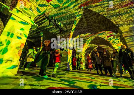 London, Großbritannien. 30. Januar 2024. LEBEN eine Reise durch unsere natürliche Welt am St. Martin-in-the-Fields, Trafalgar Square. Ein neues, immersives Klang- und Lichterlebnis, das von dem Künstler Peter Walker und Luxmuralis geschaffen wurde, feiert es die natürliche Welt um uns herum, entworfen als ein Spaziergang durch Erde, Meer und Himmel vom Sonnenaufgang bis zum Sonnenuntergang. Sie läuft von Dienstag, 30. Januar bis Samstag, 3. Februar 2024. Guy Bell/Alamy Live News Stockfoto