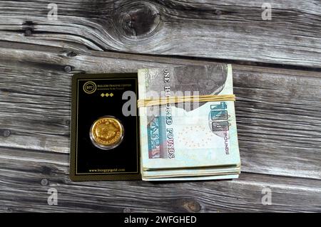 Kairo, Ägypten, 29. Januar 2024: Ägyptisches Geld Pfund und der Herrscher, eine britische Goldmünze, ein Pfund Sterling, eine Goldmünze, George und der Drache Stockfoto