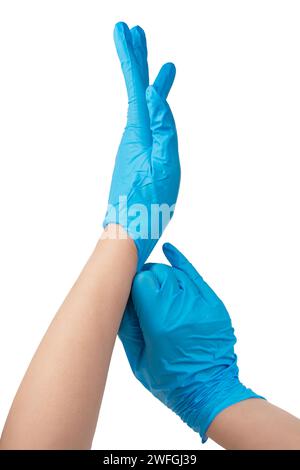 Doktor trägt blaue Nitrilhandschuhe isoliert auf weißem Hintergrund Stockfoto
