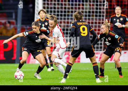 AMSTERDAM, NIEDERLANDE - JANUAR 30: Laura Feiersinger (AS Roma) kämpft um den Ball während des Spiels der Gruppe C - UEFA Women's Champions League 2023/24 Stockfoto