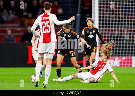 AMSTERDAM, NIEDERLANDE - JANUAR 30: Laura Feiersinger (AS Roma) kämpft um den Ball während des Spiels der Gruppe C - UEFA Women's Champions League 2023/24 Stockfoto