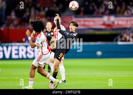 AMSTERDAM, NIEDERLANDE - JANUAR 30: Saki Kumagai (AS Roma) kämpft um den Ball während des Gruppenspiels C - UEFA Women's Champions League 2023/24 gegen AF Stockfoto