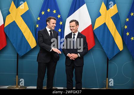 Stockholm, Schweden. 30. Januar 2024. Der französische Präsident Emmanuel Macron und der schwedische Premierminister Ulf Kristersson posieren für Fotos nach einem Treffen im Regierungssitz Rosenbad in Stockholm, Schweden am 30. Januar 2024. Foto: Jacques Witt/Pool/ABACAPRESS.COM Credit: Abaca Press/Alamy Live News Stockfoto