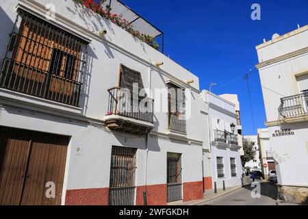 Rota, Cadiz, Spanien - 10. Oktober 2023: Enge Gassen und weiß getünchte Fassaden in Rota Stockfoto