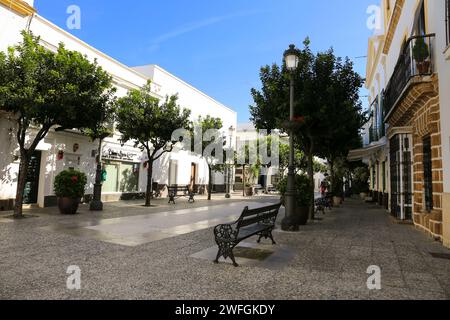 Rota, Cadiz, Spanien - 10. Oktober 2023: Enge Gassen und weiß getünchte Fassaden in Rota Stockfoto