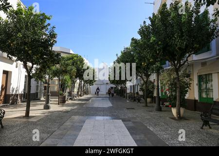 Rota, Cadiz, Spanien - 10. Oktober 2023: Enge Gassen und weiß getünchte Fassaden in Rota Stockfoto