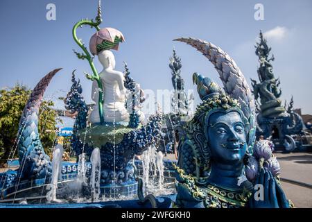 Chiang Rai, Thailand. Januar 2024. Der Brunnen vor dem Blauen Tempel. Der Wat Rong Suea Ten (Tempel des tanzenden Tigers), am häufigsten bekannt als der „Blaue Tempel“, ist eine Fusion aus traditionellen buddhistischen Werten und klassischer thailändischer Architektur mit zeitgenössischen Designentscheidungen. Er wurde von Putha Kabkaew entworfen, einer Schülerin des Künstlers, der den sehr bekannten „Weißen Tempel“ baute. (Credit Image: © Guillaume Payen/SOPA Images via ZUMA Press Wire) NUR REDAKTIONELLE VERWENDUNG! Nicht für kommerzielle ZWECKE! Stockfoto