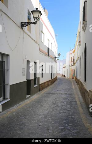 Rota, Cadiz, Spanien - 10. Oktober 2023: Enge Gassen und weiß getünchte Fassaden in Rota Stockfoto