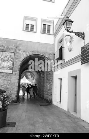 Rota, Cadiz, Spanien - 10. Oktober 2023: Enge Gassen und weiß getünchte Fassaden in Rota Stockfoto