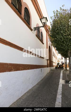 Rota, Cadiz, Spanien - 10. Oktober 2023: Enge Gassen und weiß getünchte Fassaden in Rota Stockfoto