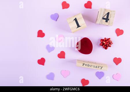 Hintergrund zum Valentinstag. Deko herzförmiges Konfetti, Geschenkkartons in Geschenkpapier Stockfoto