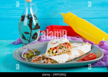 Köstliches gegrilltes Hühnchen-Shawarma-Sandwich. In Lavash Döner gewickelt Stockfoto