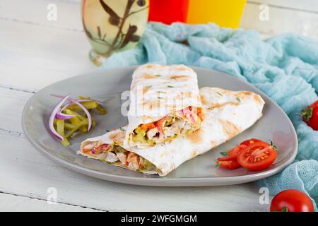 Köstliches gegrilltes Hühnchen-Shawarma-Sandwich. In Lavash Döner gewickelt Stockfoto