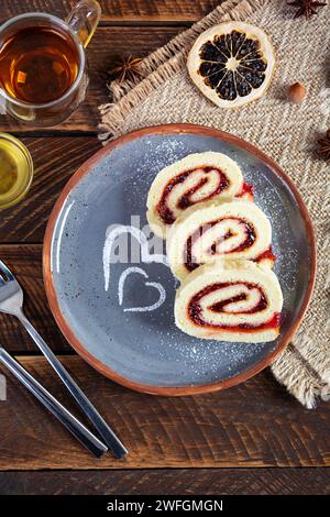 Schweizer Brötchen mit Erdbeermarmelade. Jelly Roll mit Dekoration Stockfoto