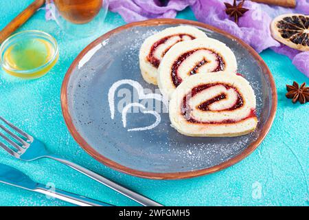 Schweizer Brötchen mit Erdbeermarmelade. Jelly Roll mit Dekoration Stockfoto