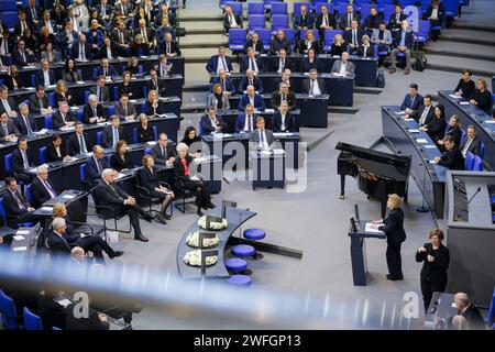 Eva Szepesi spricht zum Holocaust-Gedenktag im Plenum des Deutschen Bundestages. Berlin, 31.01.2024. Berlin Deutschland *** Eva Szepesi spricht am Holocaust-Gedenktag im Plenum des Deutschen Bundestages Berlin, 31 01 2024 Berlin Deutschland Copyright: XThomasxTrutschelx Stockfoto