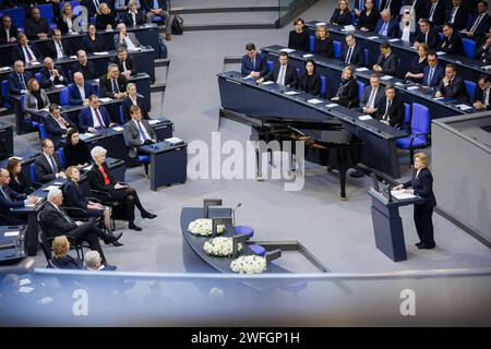 Eva Szepesi spricht zum Holocaust-Gedenktag im Plenum des Deutschen Bundestages. Berlin, 31.01.2024. Berlin Deutschland *** Eva Szepesi spricht am Holocaust-Gedenktag im Plenum des Deutschen Bundestages Berlin, 31 01 2024 Berlin Deutschland Copyright: XThomasxTrutschelx Stockfoto