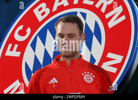 München, Deutschland 31. Januar 2024: Fussball, Herren, Saison 2023/2024, FC Bayern München ! Achtung Fotomontage! Hier im Bild Manuel neuer (FC Bayern München) Kopf, Oberkörper, im Hintergrund das Logo des Vereins, Symbolbild Stockfoto