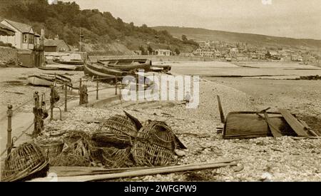 Foto: Lyme Regis Beach, West Dorset, England, Großbritannien aus dem Buch Glorious Devon. Von S.P.B. Mais, veröffentlicht von London Great Western Railway Company, 1928 Retro Beach Postkarte. Stockfoto