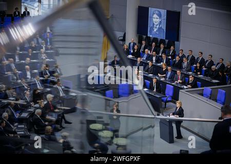 Eva Szepesi spricht zum Holocaust-Gedenktag im Plenum des Deutschen Bundestages. Berlin, 31.01.2024. Berlin Deutschland *** Eva Szepesi spricht am Holocaust-Gedenktag im Plenum des Deutschen Bundestages Berlin, 31 01 2024 Berlin Deutschland Copyright: XThomasxTrutschelx Stockfoto