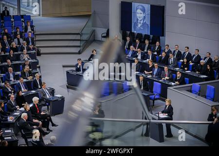 Eva Szepesi spricht zum Holocaust-Gedenktag im Plenum des Deutschen Bundestages. Berlin, 31.01.2024. Berlin Deutschland *** Eva Szepesi spricht am Holocaust-Gedenktag im Plenum des Deutschen Bundestages Berlin, 31 01 2024 Berlin Deutschland Copyright: XThomasxTrutschelx Stockfoto