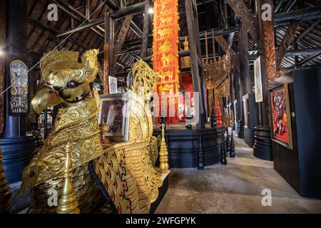 Ein Porträt des thailändischen Künstlers Thawan Duchanee auf einer goldenen Skulptur im Schwarzen Haus. Das „Baan Dam Museum“, auch bekannt als das „Schwarze Haus“ und oft auch als „Schwarzer Tempel“ bezeichnet, ist nicht wirklich ein Tempel, sondern eher ein Kunstmuseum und Atelier mit verschiedenen Kunstwerken. Das „Schwarze Haus“ ist auch die weltweit größte Sammlung von Tierresten, die zu Möbeln gemacht wurden. Es wurde von dem berühmten thailändischen Künstler Thawan Duchanee entworfen, der traditionelle nordthailändische Gebäude mit unkonventioneller und zeitgenössischer Architektur kombiniert. (Foto: Guillaume Payen/SOPA Images/SIPA USA) Stockfoto