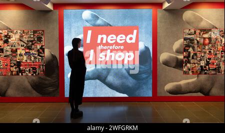 Serpentine South, London, Großbritannien. Januar 31, 2024. Barbara Kruger: Ich denke an dich. Ich meine mich. Ich meine dich. Die Ausstellung findet vom 1. Februar bis 17. März 2024 im Serpentine South statt und ist die erste institutionelle Einzelausstellung des Künstlers in London seit über zwanzig Jahren mit einer einzigartigen Auswahl an Installationen, Bewegtbild-Arbeiten und mehreren Soundlandschaften. Bild: Ich kaufe daher bin ich, 1987/2019. Quelle: Malcolm Park/Alamy Live News Stockfoto