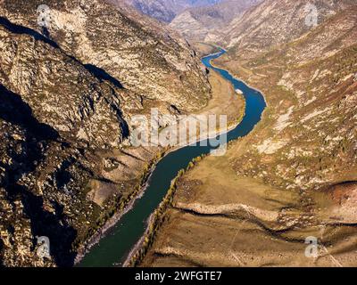 Fesselnde Luftaufnahme des gewundenen Katun River inmitten der leuchtenden Herbstfarben der Altai Landschaft. Stockfoto