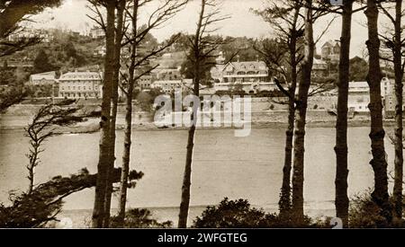 Foto von Salcombe Uferpromenade von der Mündung der Kingsbridge Mündung im South Hams Viertel Devon - einem Ferienort - hat eine traditionelle Muschelfischerei - jetzt ein zweites Zuhause Hotspot. Aus dem Buch Glorious Devon. Von S.P.B. Mais, veröffentlicht von der London Great Western Railway Company, 1928 Stockfoto