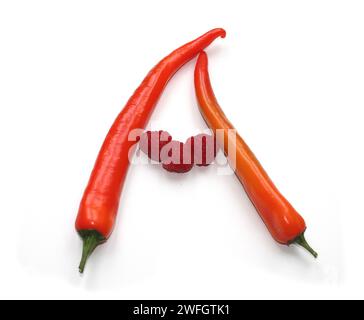 Buchstabe A von Himbeere, rote orange Chilischoten alphabetische ABC-Großbuchstaben aus Chili, Pfeffer, für Text, Enzyklopädie, Kochbuch, Leistenmenü Stockfoto