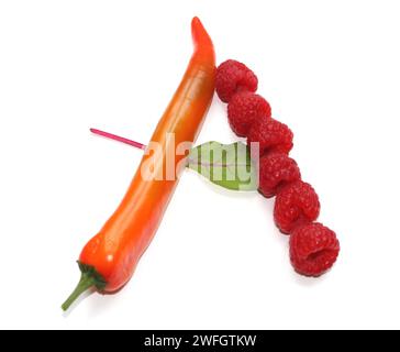 Buchstabe A aus grünem Salat, Himbeere, Chili-Paprika alphabetische ABC-Großbuchstaben aus Chili, Pfeffer, A für Text, Enzyklopädie, Kochbuch, Menü Stockfoto