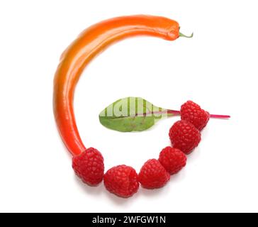 Buchstabe G aus grünem Salat, Himbeere, Chili-Paprika alphabetische ABC-Großbuchstaben aus Chili, Pfeffer, g für Text, Enzyklopädie, Kochbuch, Menü Stockfoto