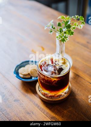 Espresso Tonic Zubereitung mit Eis. Espresso Tonic, kaltes Getränk mit Espresso und Tonic im Glas. Eiskaffee in einem Glas. Set mit verschiedenen Typen von c Stockfoto