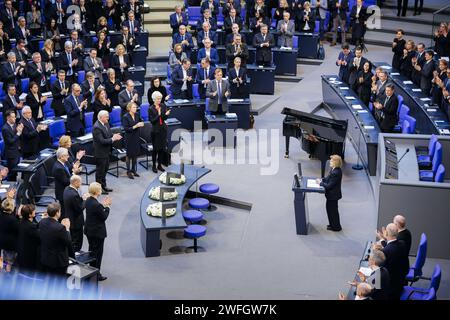 Eva Szepesi spricht zum Holocaust-Gedenktag im Plenum des Deutschen Bundestages. Berlin, 31.01.2024. Berlin Deutschland *** Eva Szepesi spricht am Holocaust-Gedenktag im Plenum des Deutschen Bundestages Berlin, 31 01 2024 Berlin Deutschland Copyright: XThomasxTrutschelx Stockfoto