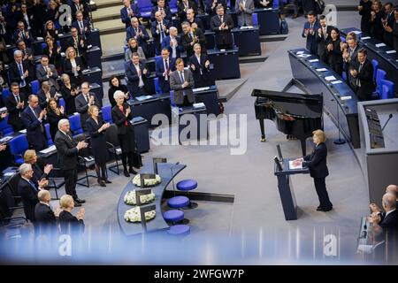 Eva Szepesi spricht zum Holocaust-Gedenktag im Plenum des Deutschen Bundestages. Berlin, 31.01.2024. Berlin Deutschland *** Eva Szepesi spricht am Holocaust-Gedenktag im Plenum des Deutschen Bundestages Berlin, 31 01 2024 Berlin Deutschland Copyright: XThomasxTrutschelx Stockfoto