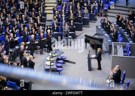 Eva Szepesi spricht zum Holocaust-Gedenktag im Plenum des Deutschen Bundestages. Berlin, 31.01.2024. Berlin Deutschland *** Eva Szepesi spricht am Holocaust-Gedenktag im Plenum des Deutschen Bundestages Berlin, 31 01 2024 Berlin Deutschland Copyright: XThomasxTrutschelx Stockfoto