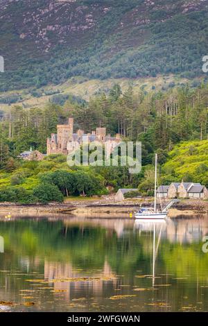 Duncraig Castle und Loch Carron in der Nähe von Plockton, in North West Highlands, Schottland, Großbritannien Stockfoto