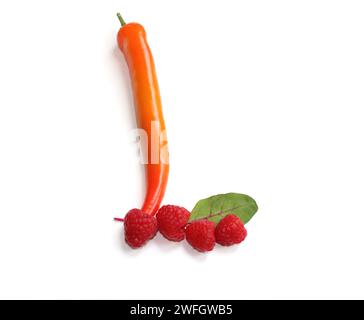 Buchstabe L aus grünem Salat, Himbeere, Chili-Paprika alphabetische ABC-Großbuchstaben aus Chili, Pfeffer, L für Text, Enzyklopädie, Kochbuch, Menü Stockfoto