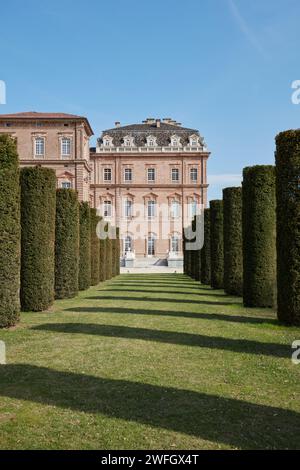 VENARIA REALE, ITALIEN - 29. MÄRZ 2023: Schlosspark Reggia di Venaria mit zylindrischen Hecken, symmetrischer Blick bei Frühlingssonne Stockfoto