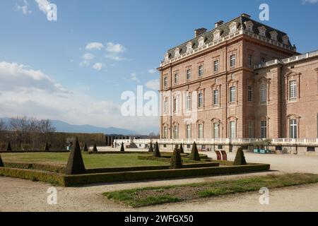 VENARIA REALE, ITALIEN - 29. MÄRZ 2023: Architektur und Park der Burg Reggia di Venaria mit pyramidalen Hecken im Frühlingssonnenlicht Stockfoto