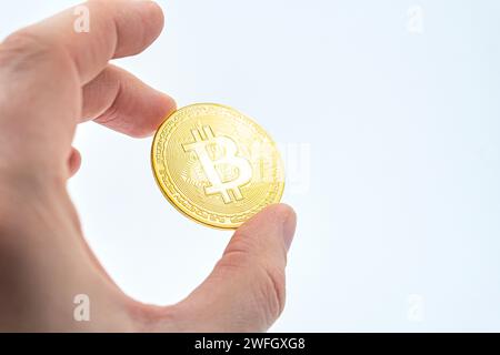 Nahaufnahme der Hand, die Bitcoin-Kryptowährung hält, zukünftige Geschäfte. Neue Technologien und Kryptowährungen sowie Investitionen in Bergbau und Halbierung. H Stockfoto