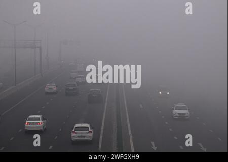 Neu-Delhi, Delhi, Indien. Januar 31, 2024. Der Verkehr passiert am 31. Januar 2024 in Neu-Delhi, Indien, eine Autobahn im dichten Nebel (Foto: © Kabir Jhangiani/ZUMA Press Wire) NUR REDAKTIONELLE VERWENDUNG! Nicht für kommerzielle ZWECKE! Stockfoto